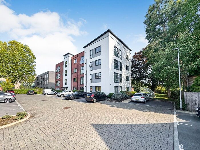2 Bedroom Flat For Sale In Elvian Close, Reading, RG30
