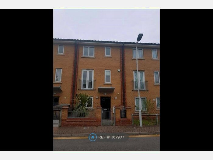 4 Bedroom Terraced House To Rent In Lavington Close, Hackney, London, E9
