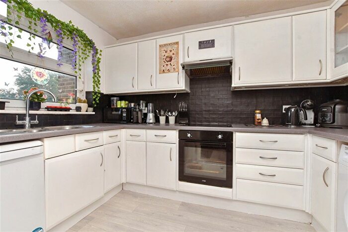 2 Bedroom Flat For Sale In Ambleside Gardens, Sutton, Surrey, SM2