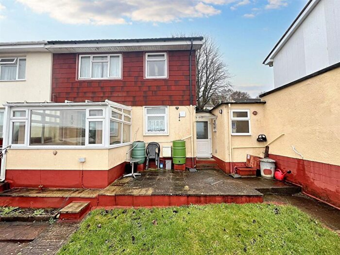 3 Bedroom Semi-Detached House For Sale In Shaws Way, Bath, BA2