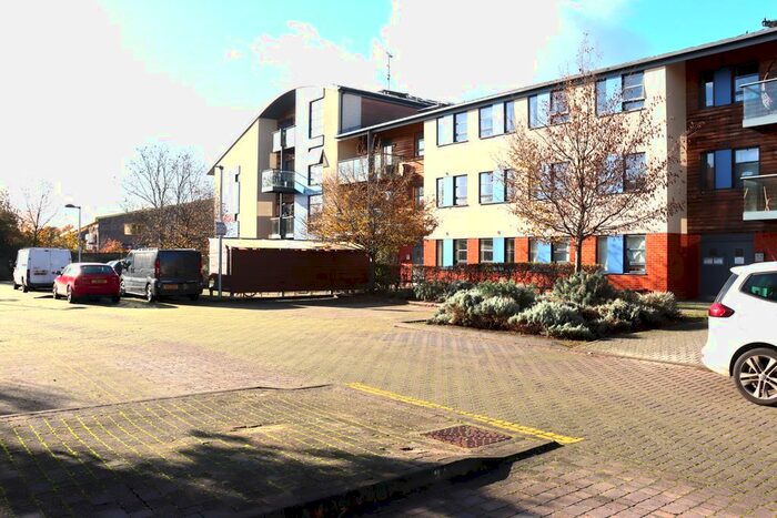 1 Bedroom Flat To Rent In Pretoria Road, Chertsey, KT16