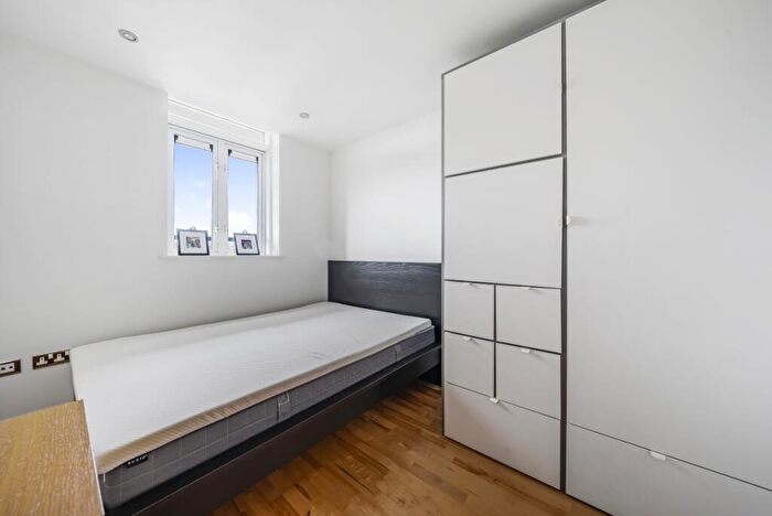 2 Bedroom Apartment To Rent In Seven Kings Way, Kingston, KT2