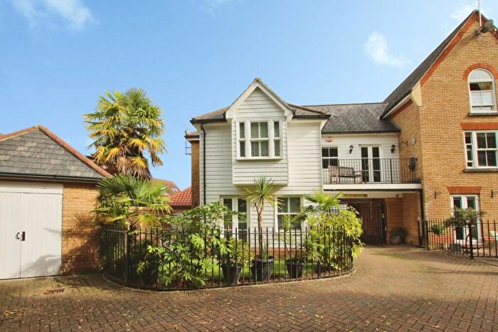 3 Bedroom End Of Terrace House For Sale In Sawyers Grove, Brentwood, CM15