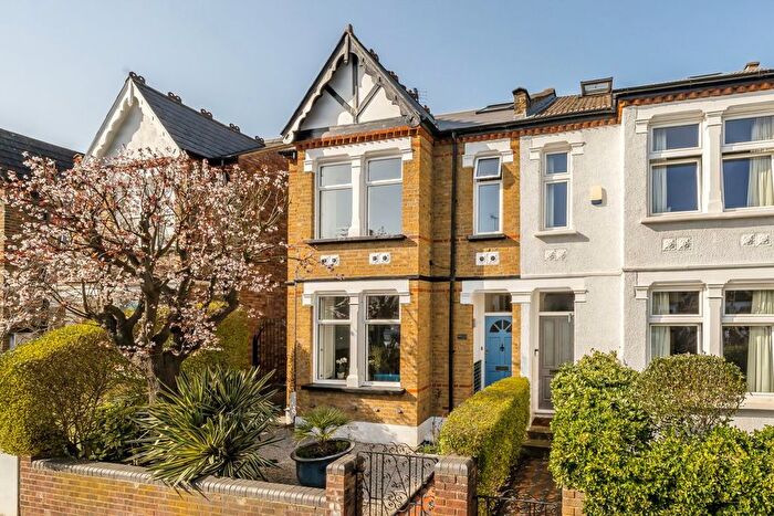5 Bedroom Semi-Detached House For Sale In Murray Road, Ealing, W5