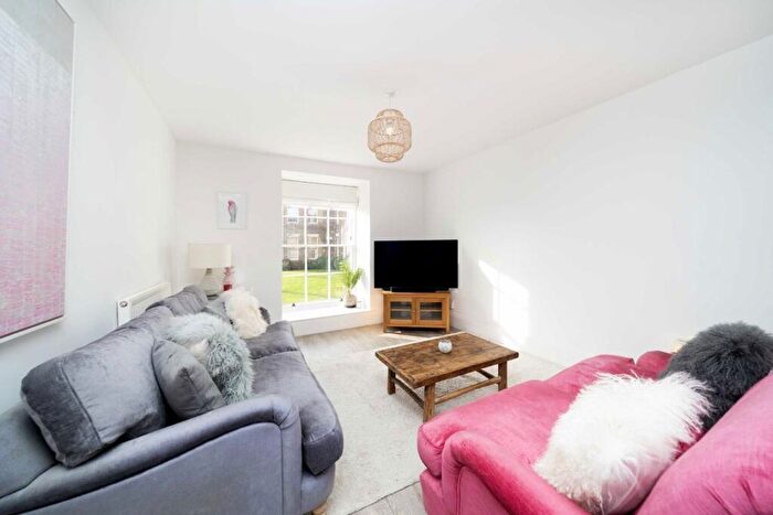 2 Bedroom Flat To Rent In Royal Drive, London, N11