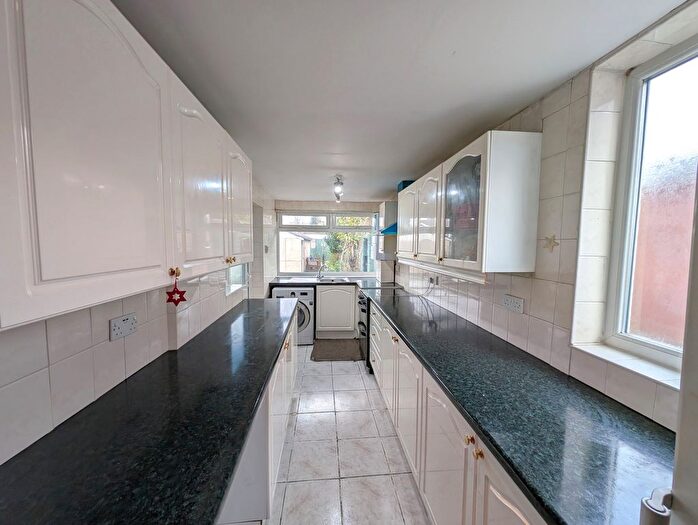 3 Bedroom End Of Terrace House For Sale In Bourne Avenue, Hayes, Greater London, UB3