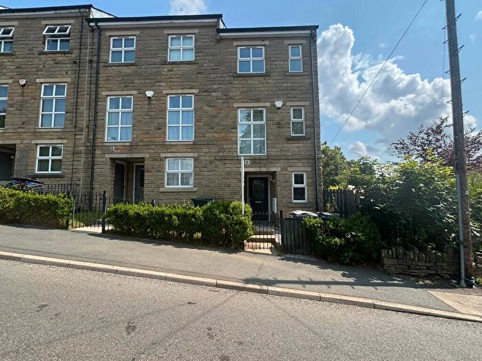 3 Bedroom Town House For Sale In James Street, Thornton, Bradford, BD13