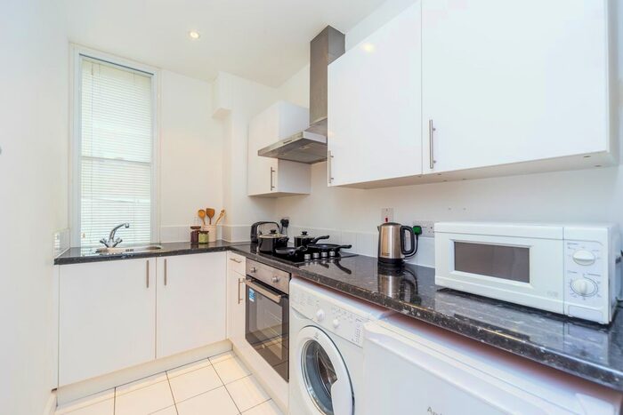 2 Bedroom Flat To Rent In Hill Street, London, W1J