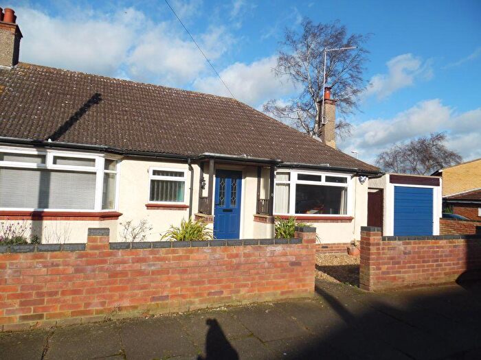 2 Bedroom Bungalow To Rent In Ferndale Road, The Headlands, Northampton, NN3