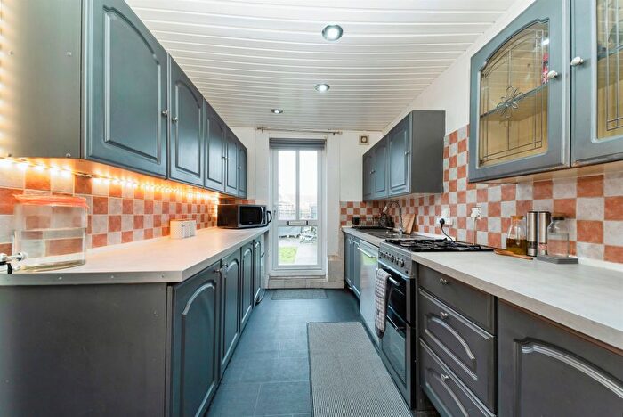 3 Bedroom Terraced House For Sale In Boydstone Place, Thornliebank, Glasgow, G46
