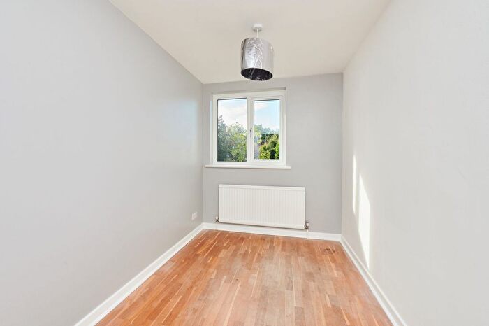 3 Bedroom Terraced House For Sale In Maltings Close, Barnes, SW13