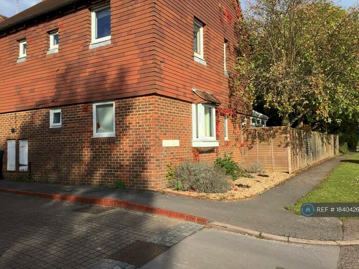 2 Bedroom Flat To Rent In Links Close, Ewhurst, Cranleigh, GU6