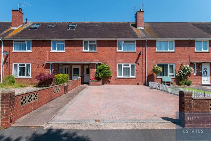 3 Bedroom Semi-Detached House For Sale In Mount Wear Square, Exeter, EX2