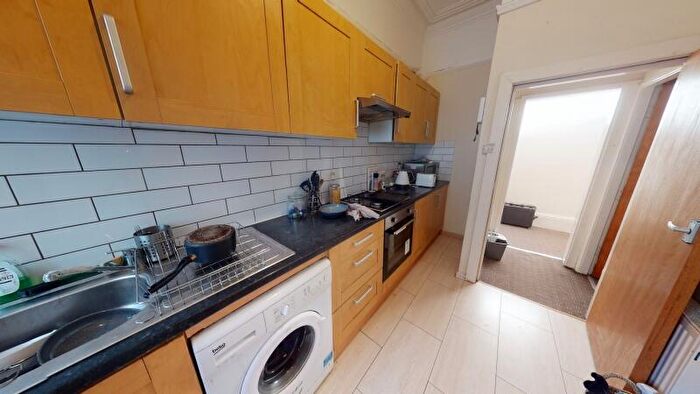 2 Bedroom Flat To Rent In Kensington Terrace, Hyde Park, Leeds, LS6