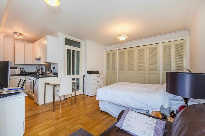 Studio To Rent In Cromwell Road, Earl`S Court SW5