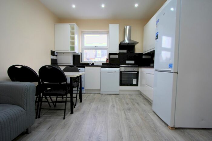 3 Bedroom Flat To Rent In Boscombe Road, Wimbledon, SW19