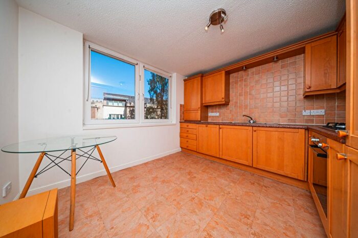 2 Bedroom Flat For Sale In / Fettes Row, New Town, Edinburgh, EH3