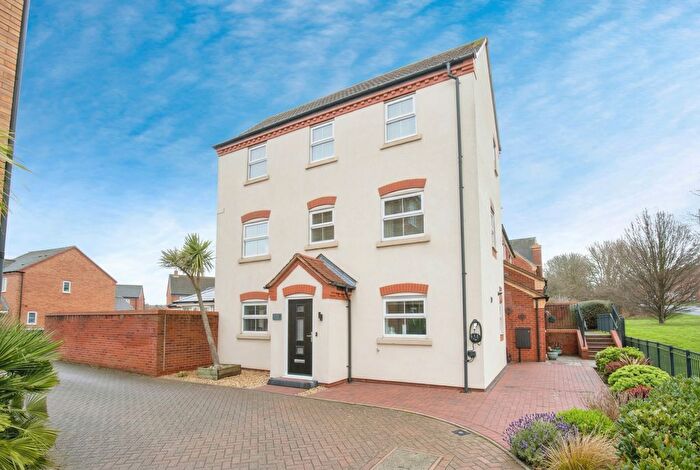 4 Bedroom Semi Detached House For Sale In Alloys Close, Wilnecote, B77