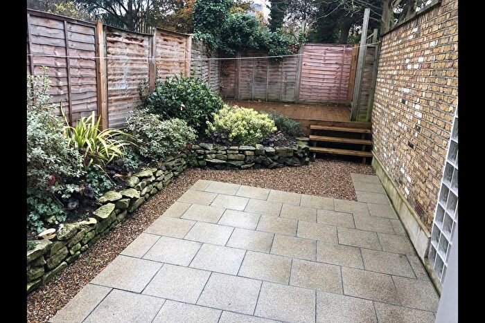 2 Bedroom Flat To Rent In Earlsfield Road, London, SW18