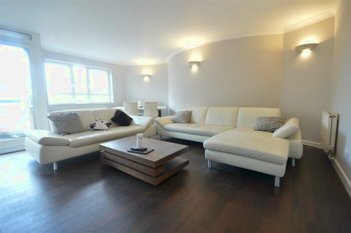 2 Bedroom Apartment To Rent In High Street, Purley, Surrey, CR8