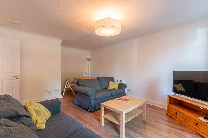 3 Bedroom Flat To Rent In L Morrison Circus, Edinburgh, EH3