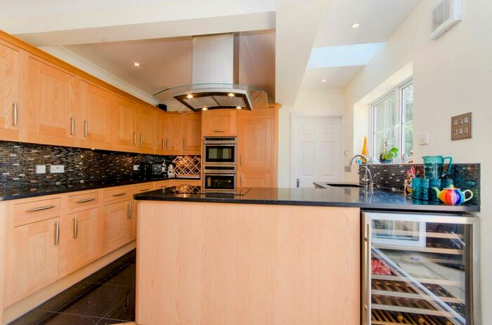 4 Bedroom House To Rent In Elmbank Avenue, Barnet, EN5