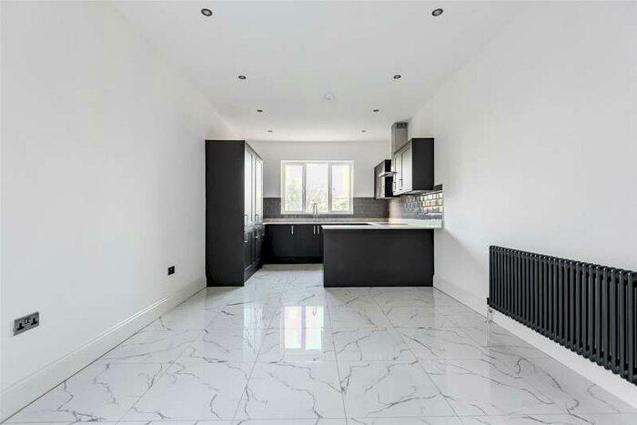 2 Bedroom Flat To Rent In Mitcham Park, Mitcham, Surrey, CR4