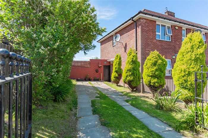 2 Bedroom Flat To Rent In Hill Top Drive, Kirkholt, Rochdale, Greater Manchester, OL11