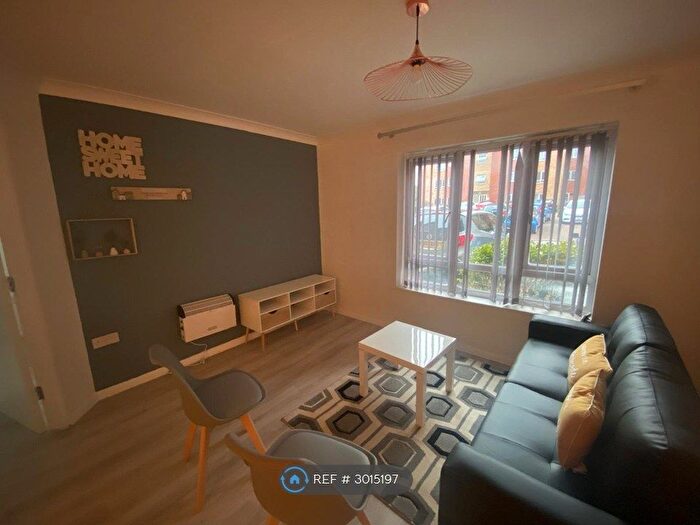 2 Bedroom Flat To Rent In Brook Court, Nottingham, NG7