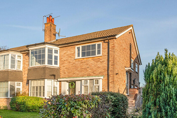 2 Bedroom Maisonette To Rent In Clifford Road, Barnet, North London, EN5