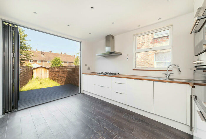 2 Bedroom Ground Maisonette To Rent In Drayton Road, Harlesden, NW10