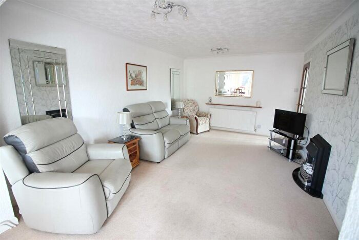 2 Bedroom Semi-Detached Bungalow For Sale In Derwent Avenue, Leeds, LS25