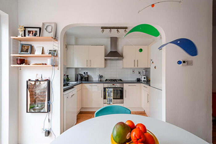 2 Bedroom House For Sale In Balcorne Street, E9 - Photo 3