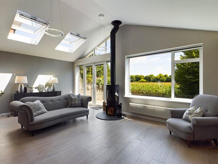 4 Bedroom Link Detached House For Sale In New Haw, Surrey, KT15