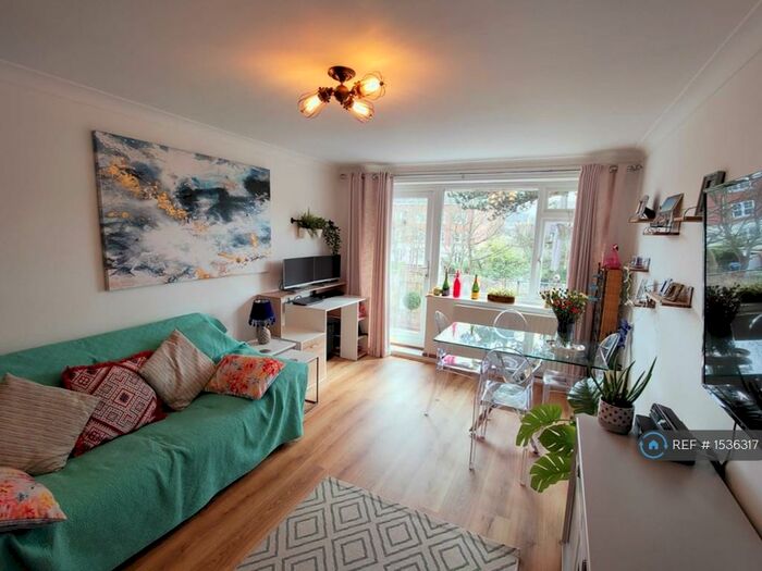 2 Bedroom Flat To Rent In Lovelace Gardens, Surbiton, KT6