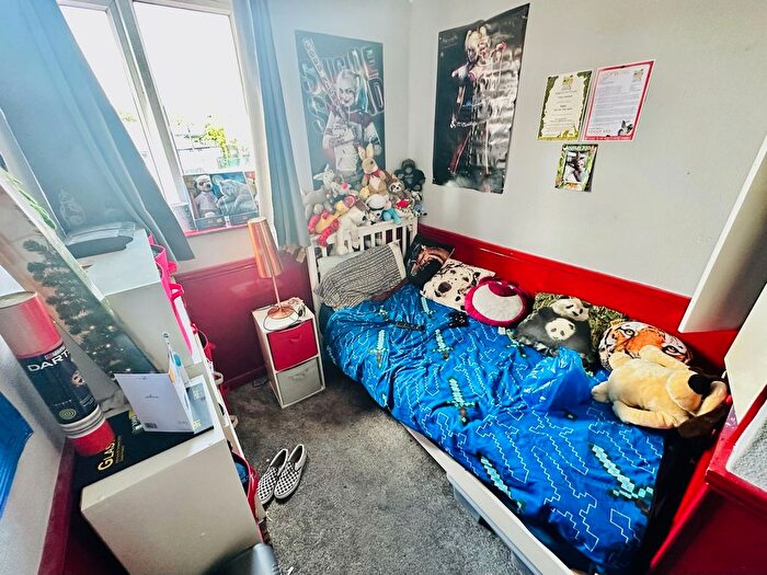3 Bedroom Semi-Detached House For Sale In Ward Grove, Lanesfield, Wolverhampton, WV4
