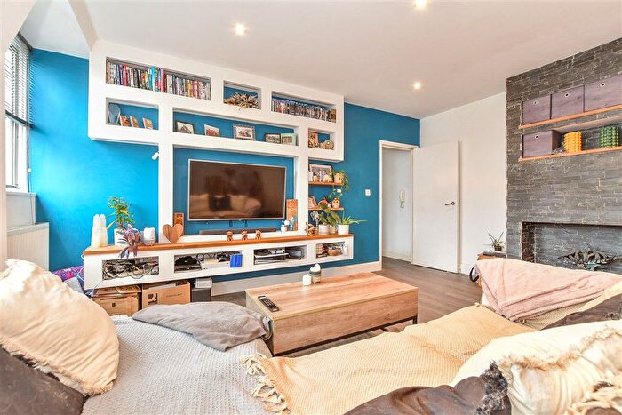 2 Bedroom Flat For Sale In Nevill Street, Tunbridge Wells, Kent, TN2