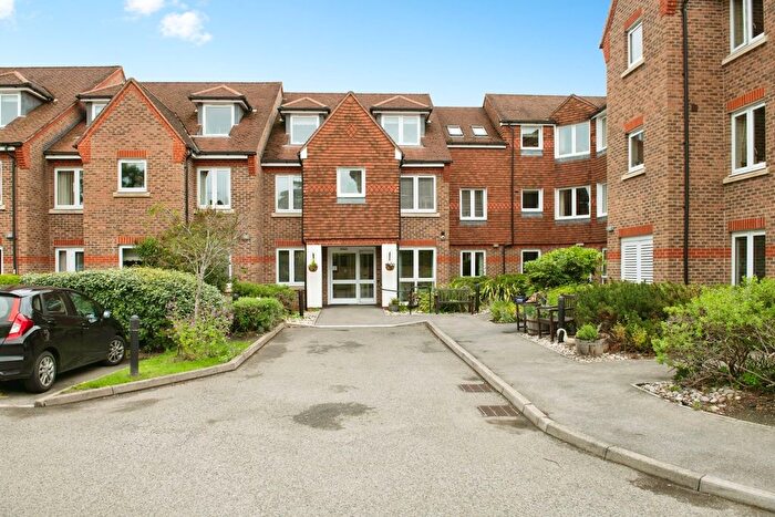 1 Bedroom Flat For Sale In Linters Court, Redhill, RH1