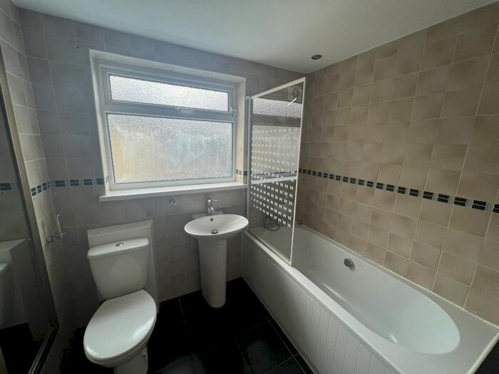 3 Bedroom Detached House To Rent In Chanterlands Avenue, Hull, HU5