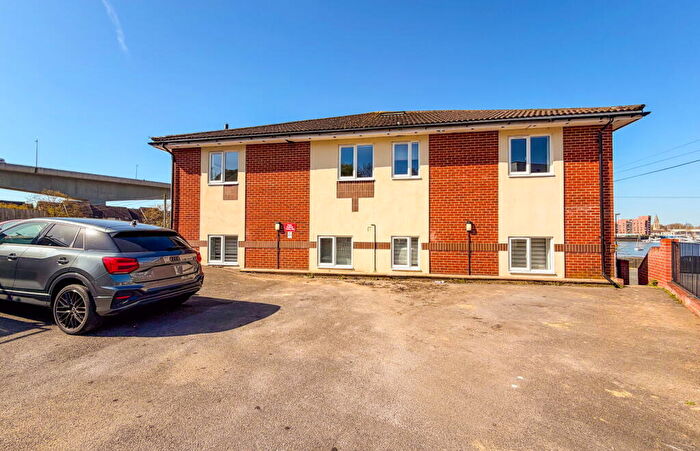 2 Bedroom Flat To Rent In Dreadnought, Hazel Road, Southampton, SO19