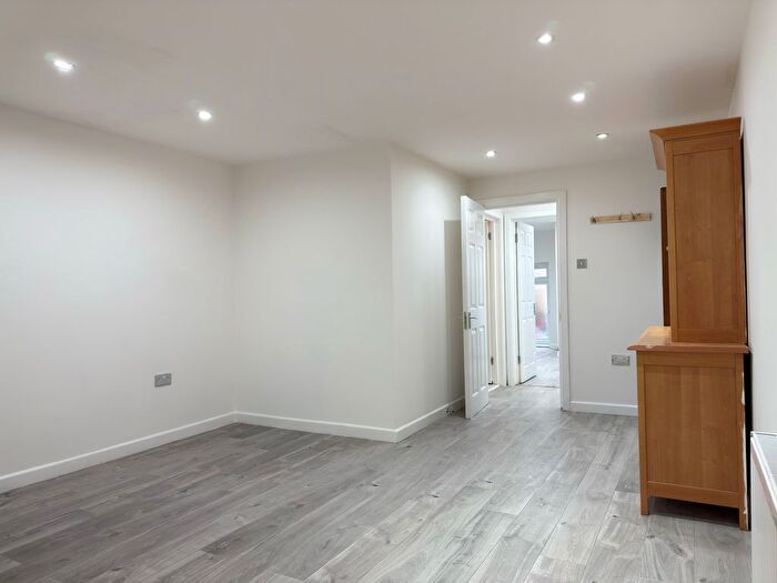 1 Bedroom Flat To Rent In King Street, Southall, UB2