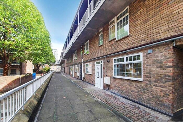 2 Bedroom Maisonette To Rent In Gough Walk, Poplar, London, E14