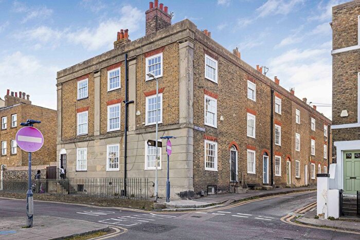 3 Bedroom End Of Terrace House For Sale In East Terrace, Gravesend, DA12