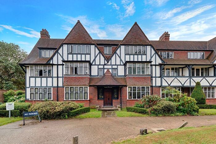 3 Bedroom Flat To Rent In Queens Drive, Acton, W3