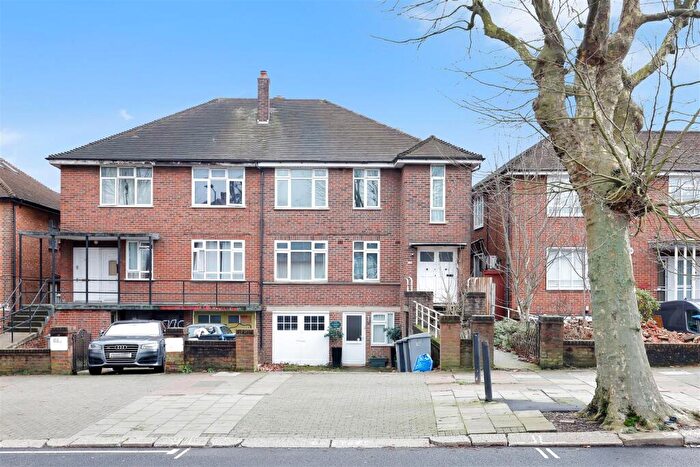 3 Bedroom Flat For Sale In Walm Lane, London, NW2