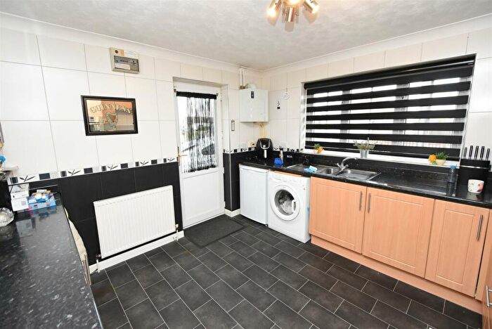 2 Bedroom Detached Bungalow For Sale In Essex Close, Canvey Island, SS8