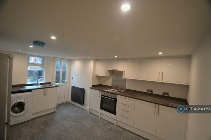 3 Bedroom Terraced House To Rent In Parkfield Mount, Leeds, LS11