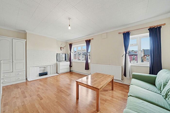 3 Bedroom Flat For Sale In Lordship Lane, London, N22
