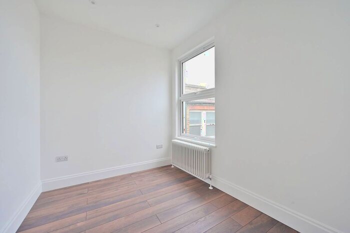 2 Bedroom Flat To Rent In Garratt Lane, Earlsfield, London, SW18