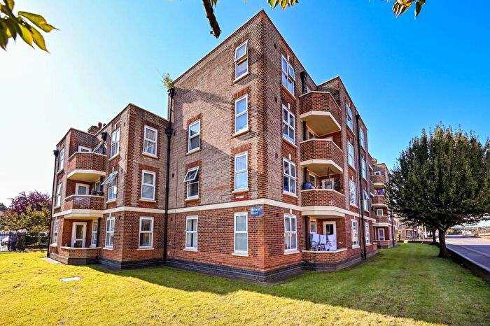 4 Bedroom Flat To Rent In Malden Way, New Malden, KT3